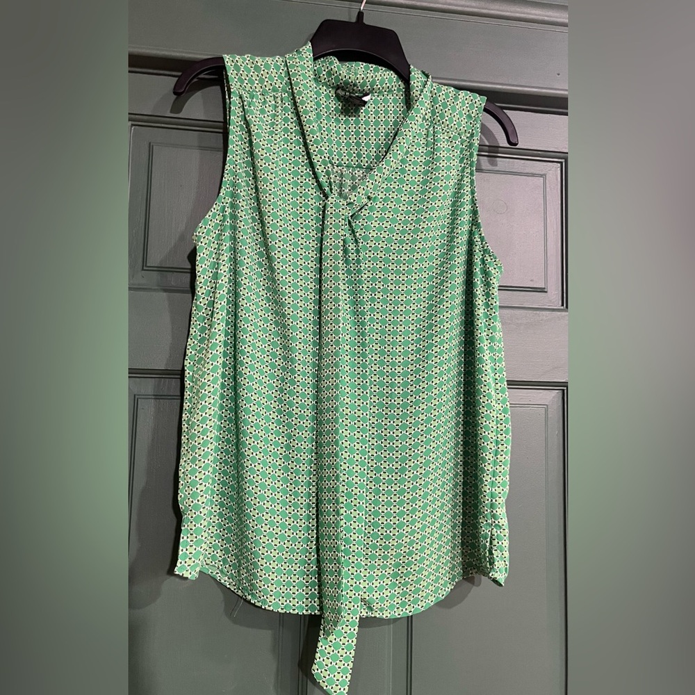Jones New York Sleeveless Green Geometric Tie-Neck Button Down Top